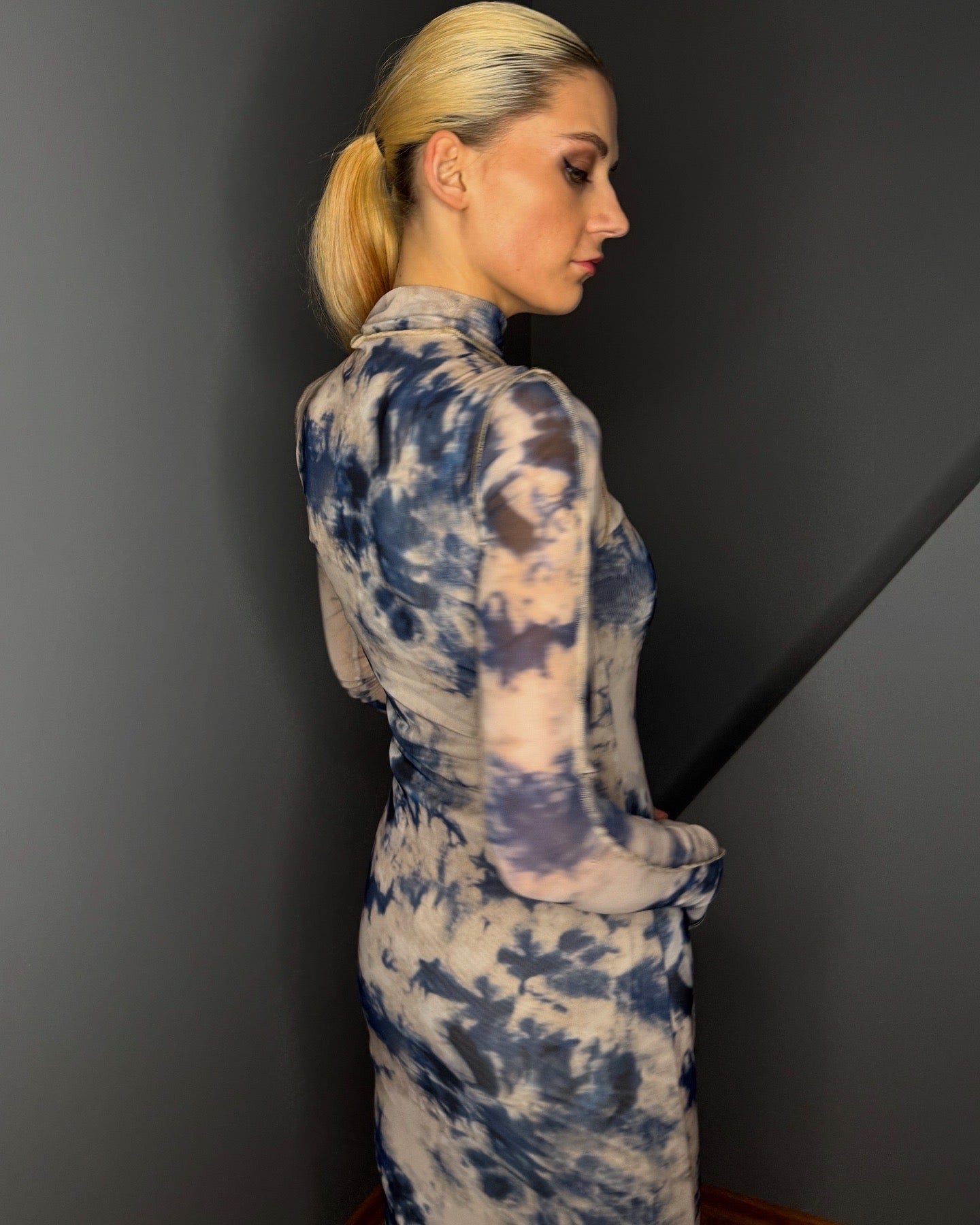 Batikas raksta Midi kleita ar garām piedurknēm