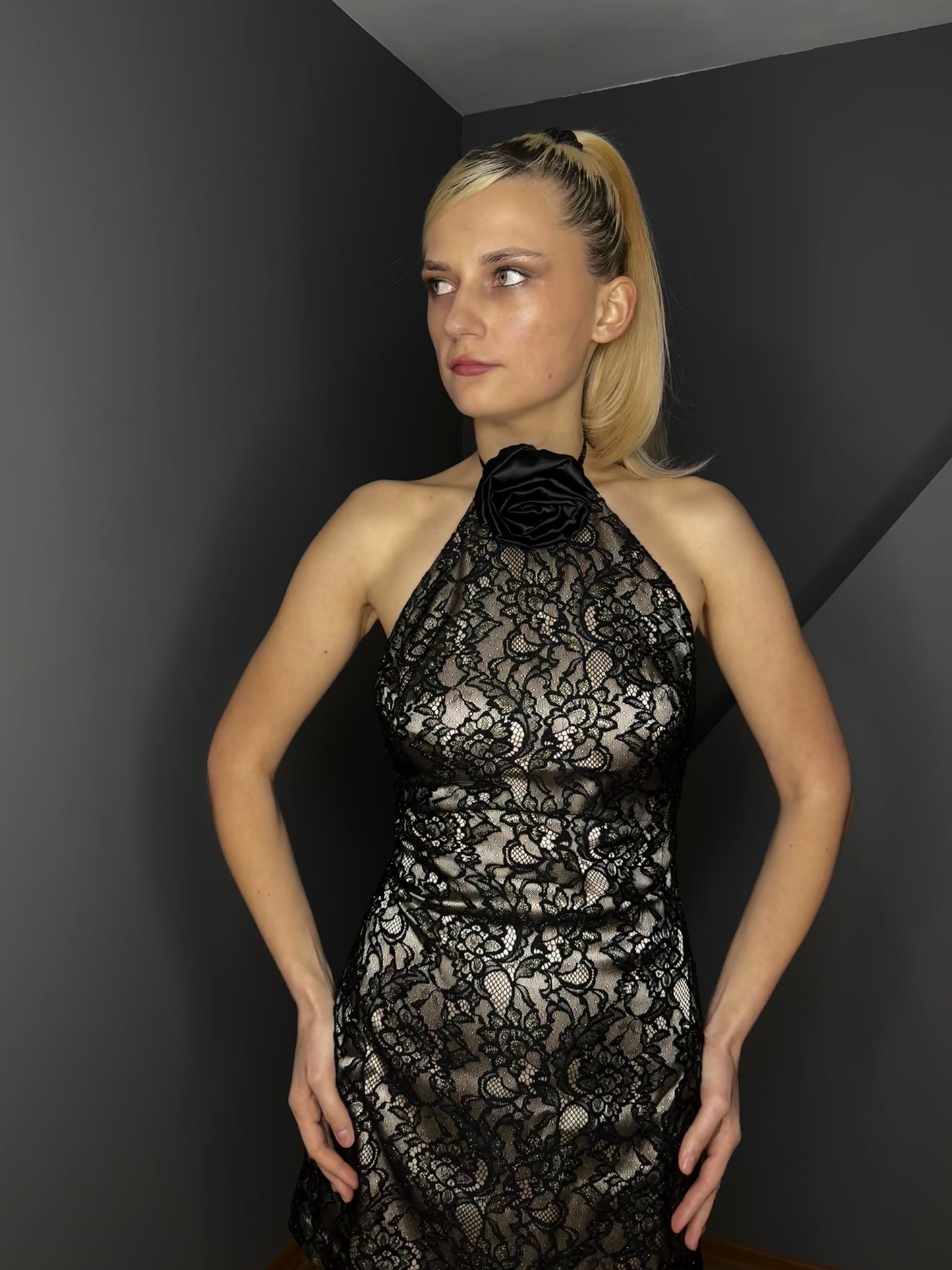 Ziedu aksesuāru mežģīņu mini kleita, melna