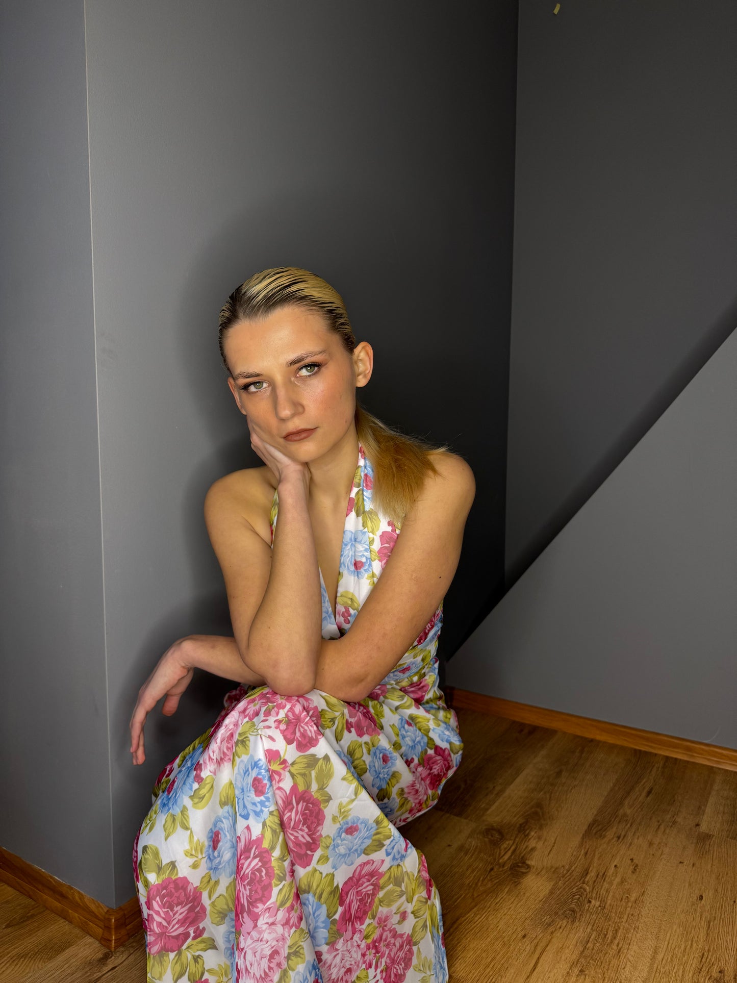 Gara kleita ar šifona rakstu