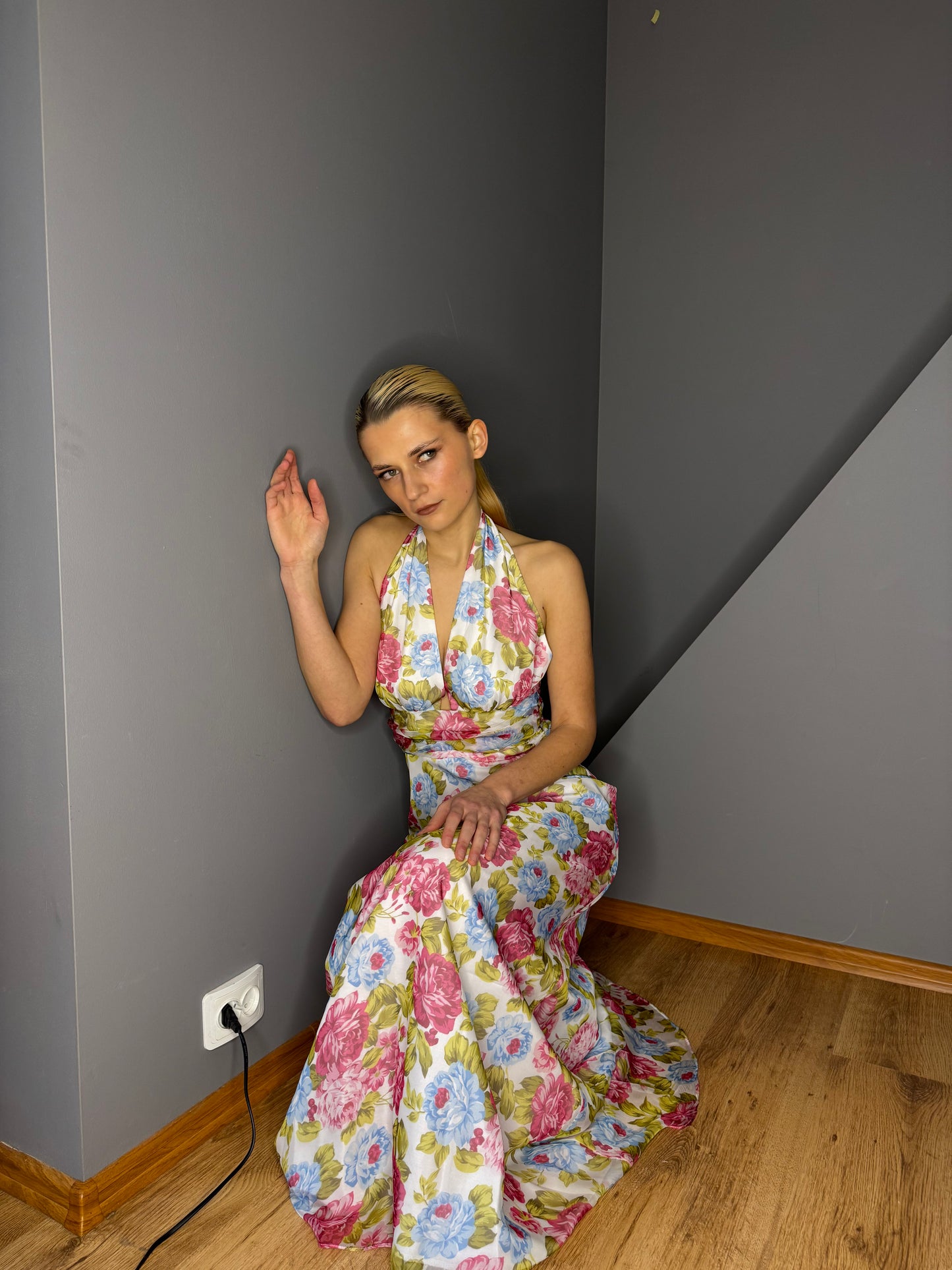 Gara kleita ar šifona rakstu