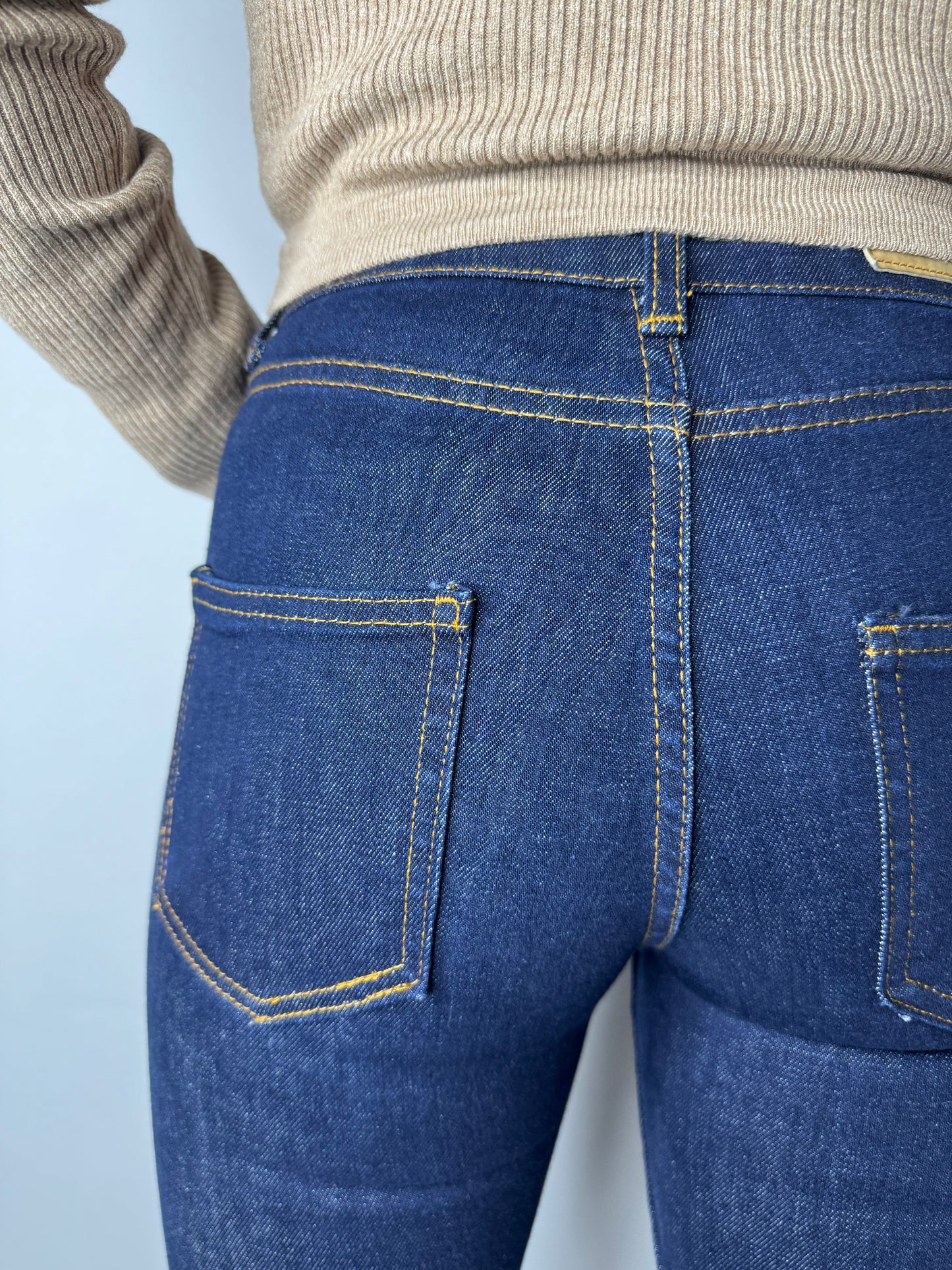 Tumšil zilas džinsa bikses ar augstu jostasvietu