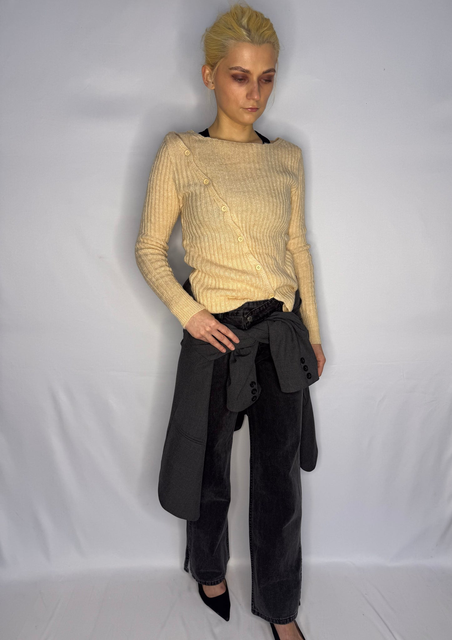 Džinsi ar asimetrisku jostas vietu