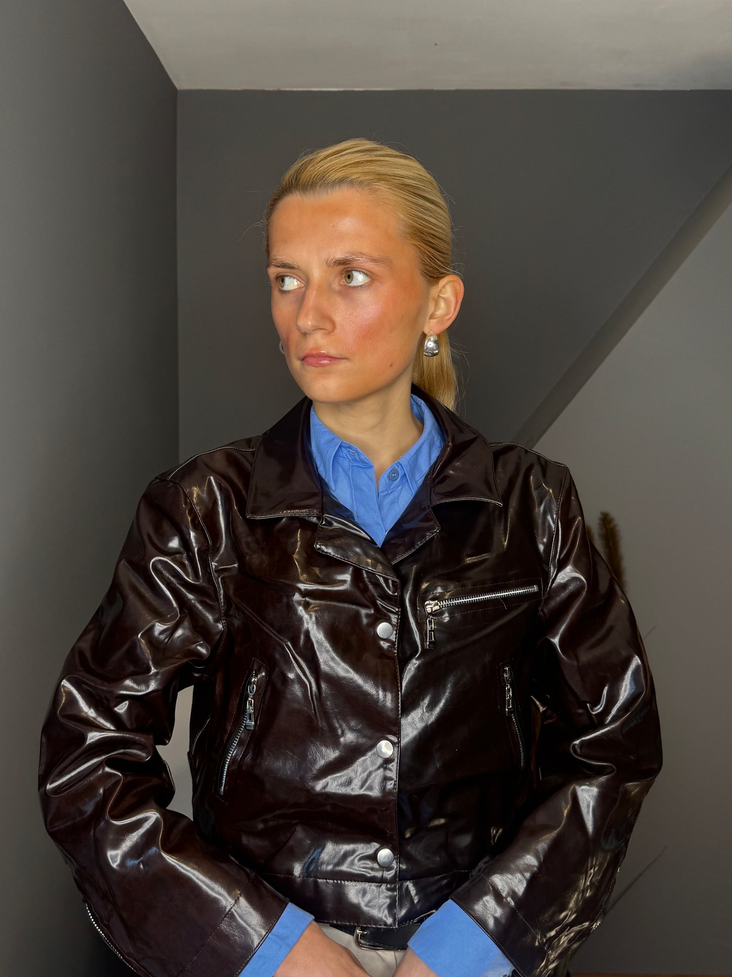 Spīdīga ādas jaka ar rāvējslēdzēja detaļām - brūna