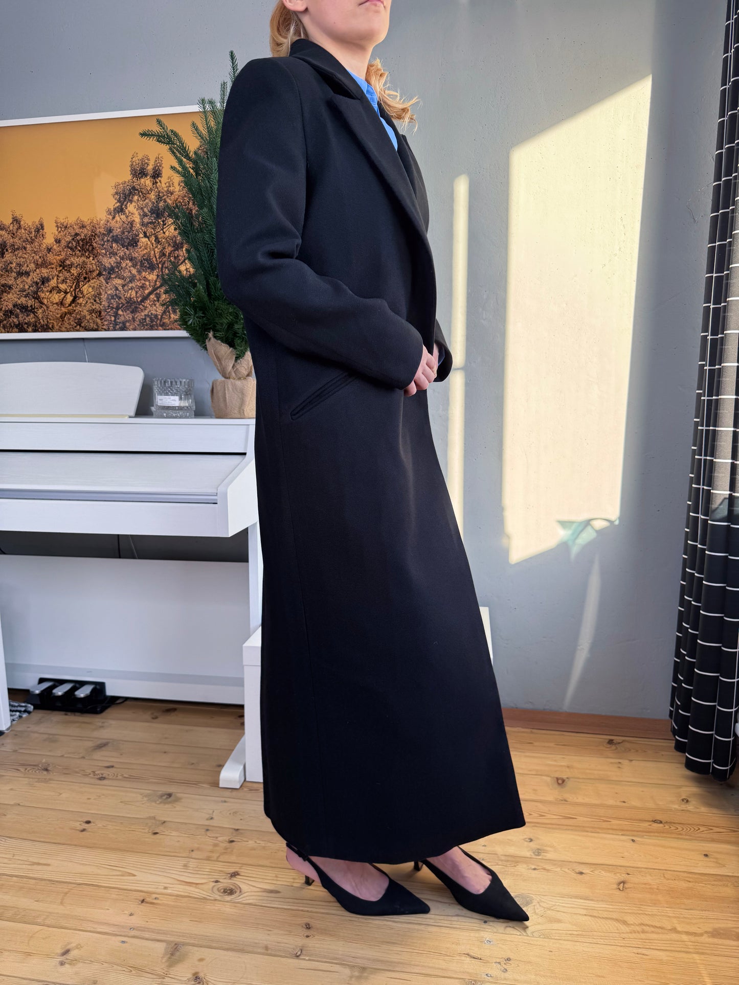 Lielizmēra mētelis ar iespiestām divrindu pogām