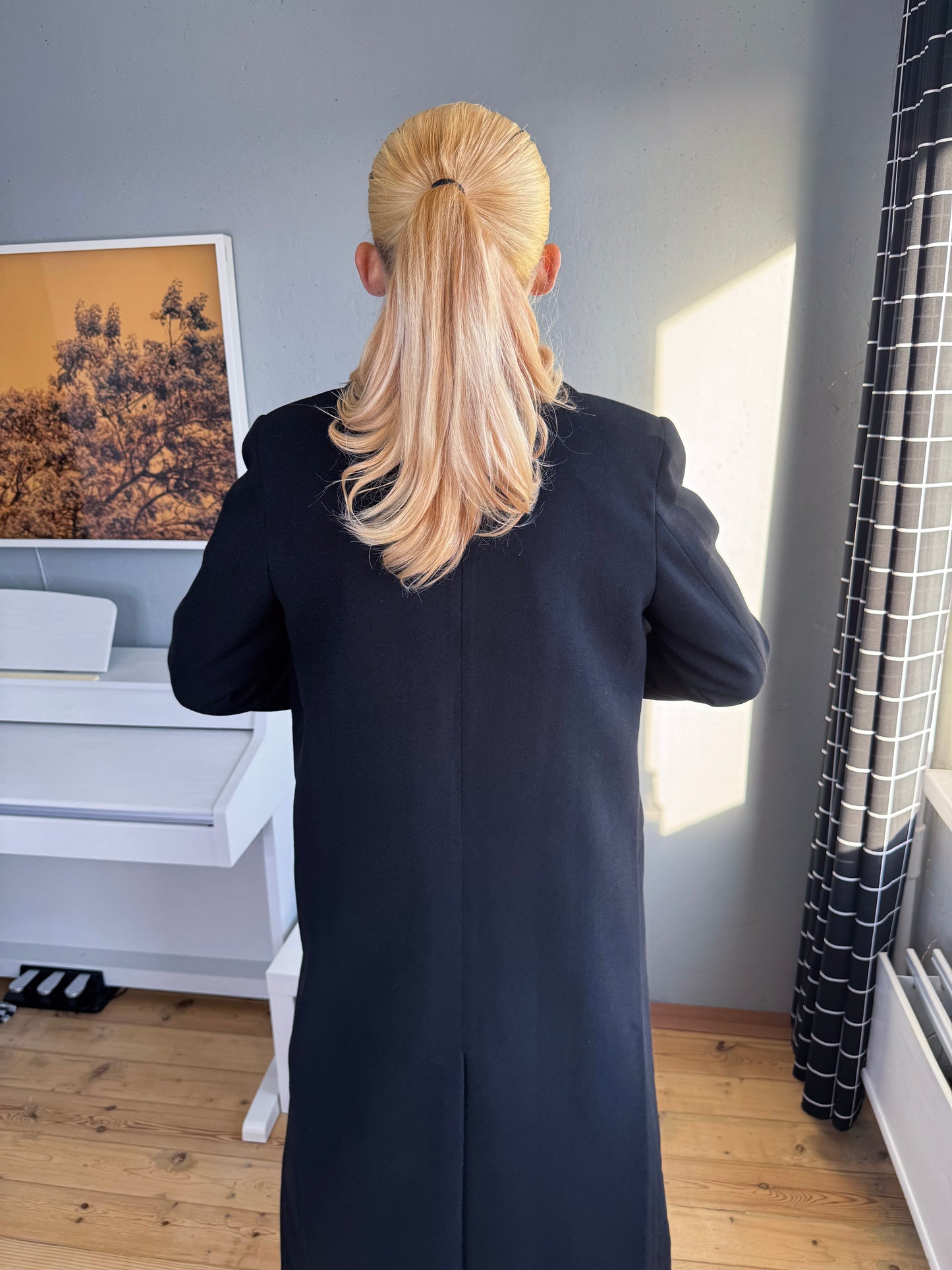 Lielizmēra mētelis ar iespiestām divrindu pogām