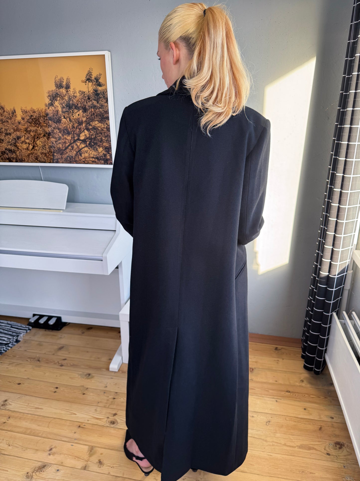 Lielizmēra mētelis ar iespiestām divrindu pogām