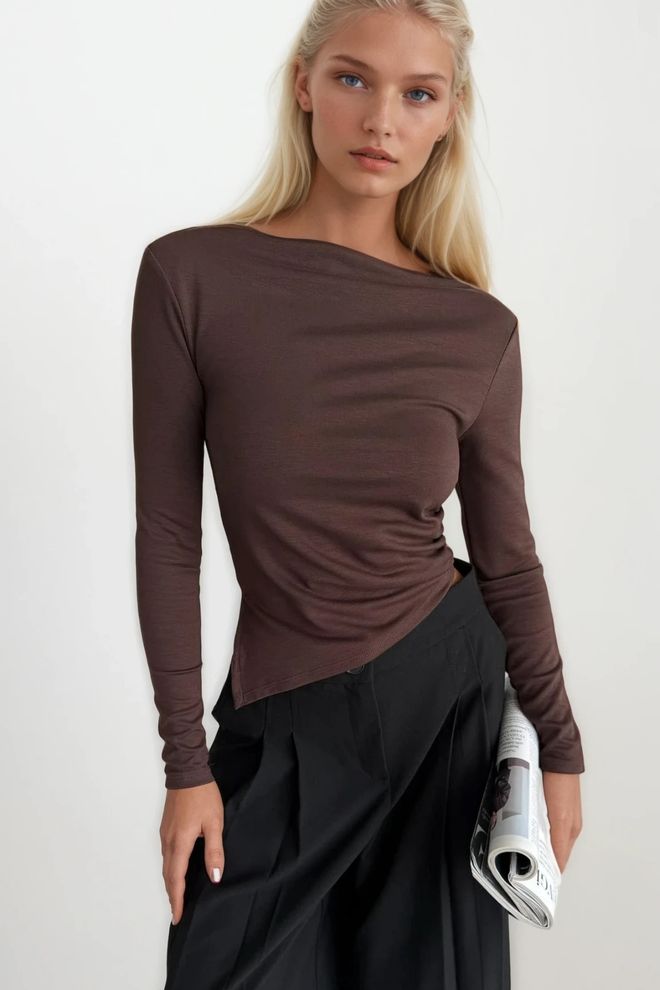 Brūna ikdienas eleganta blūze ar laiviņas kakla izgriezumu