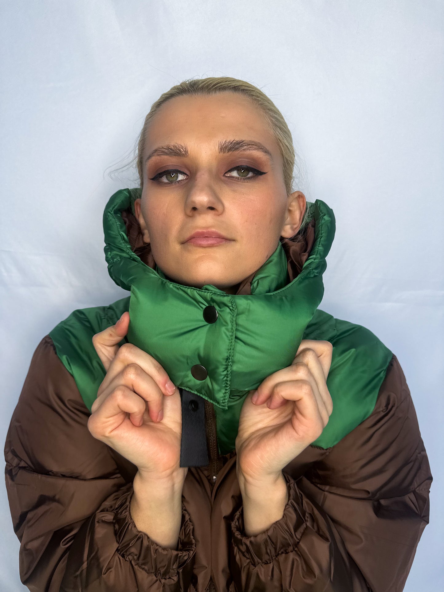 Divu toņu jaka ar kapuci - kafija - zaļa