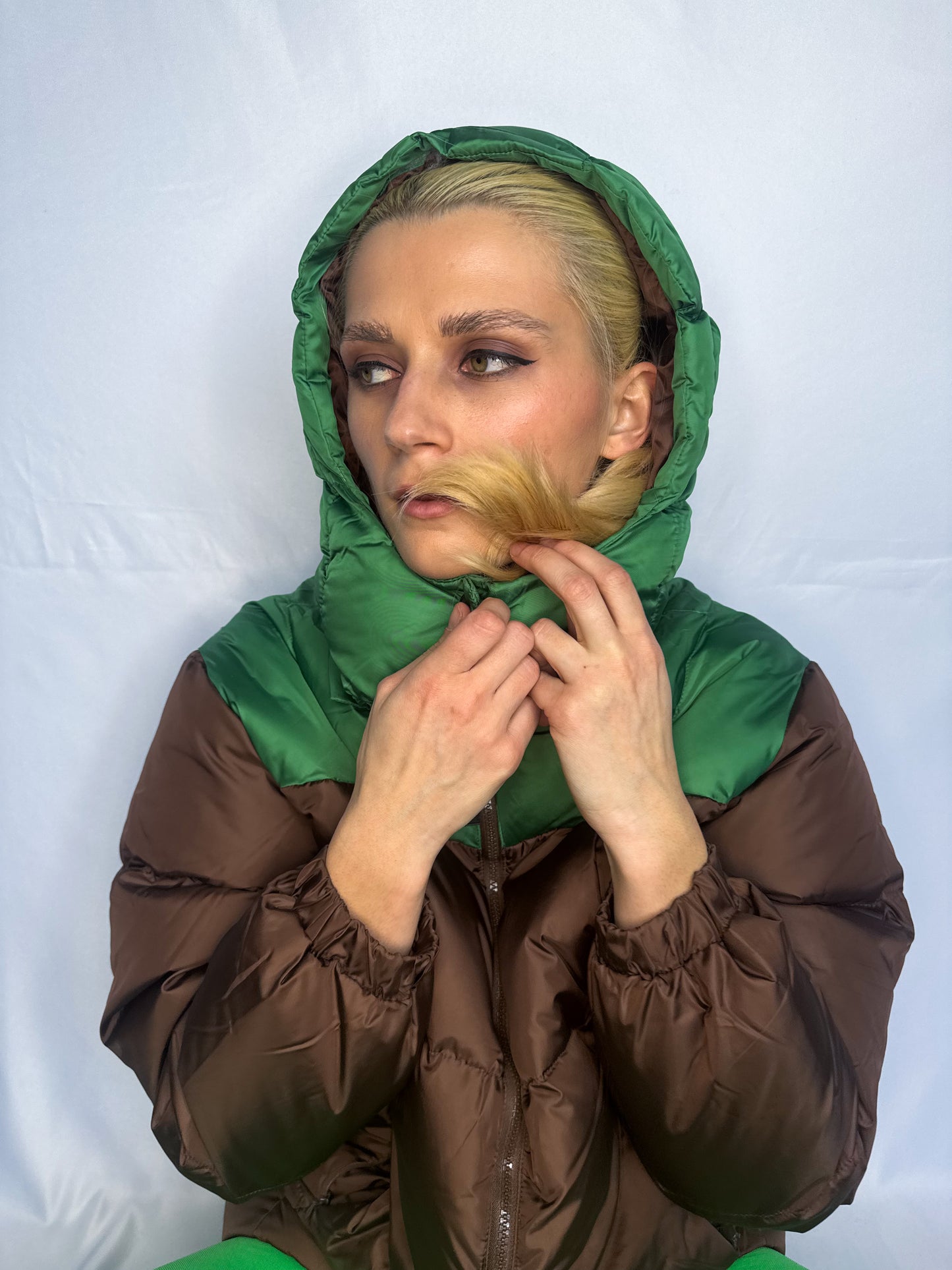 Divu toņu jaka ar kapuci - kafija - zaļa