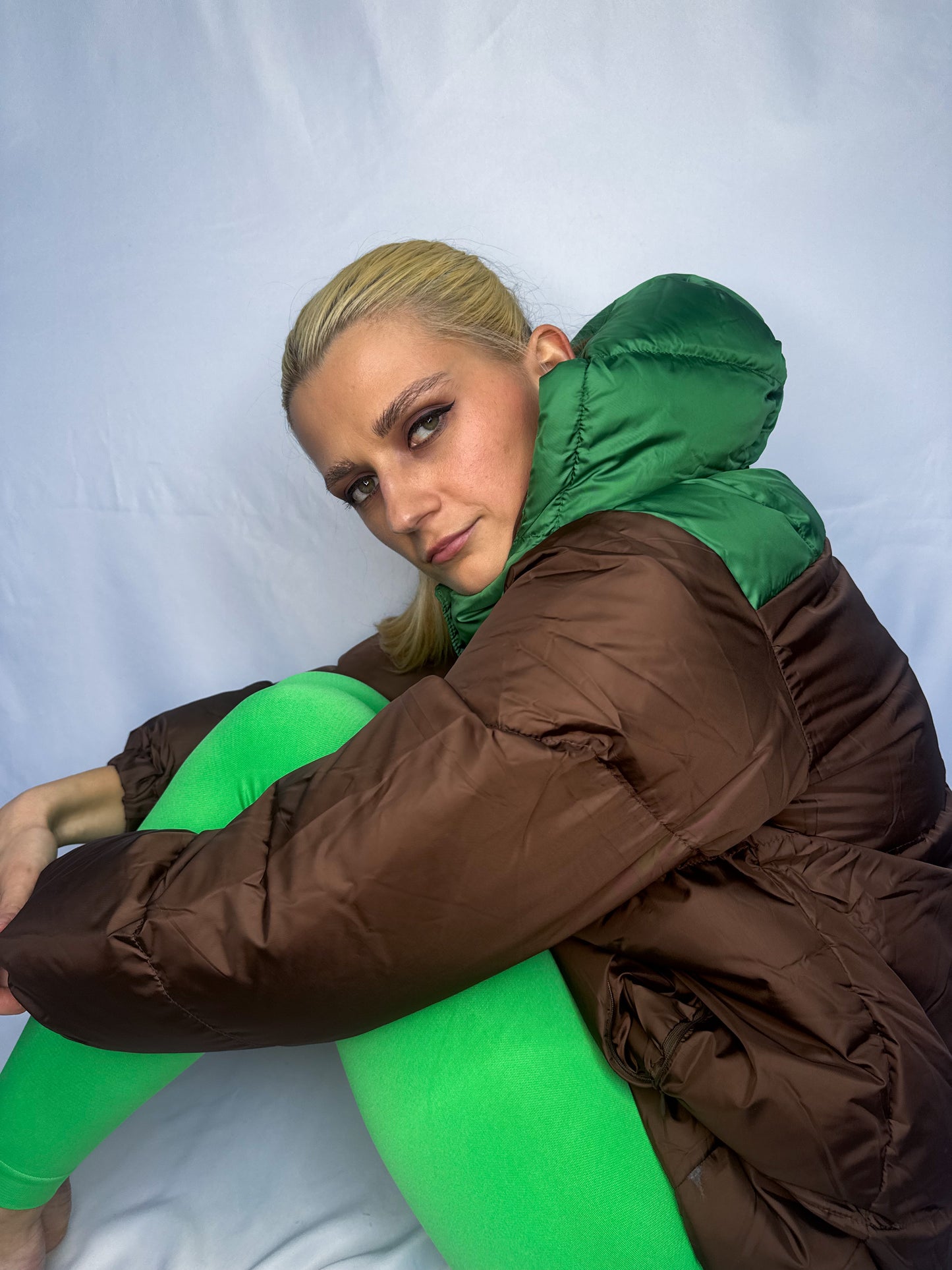 Divu toņu jaka ar kapuci - kafija - zaļa