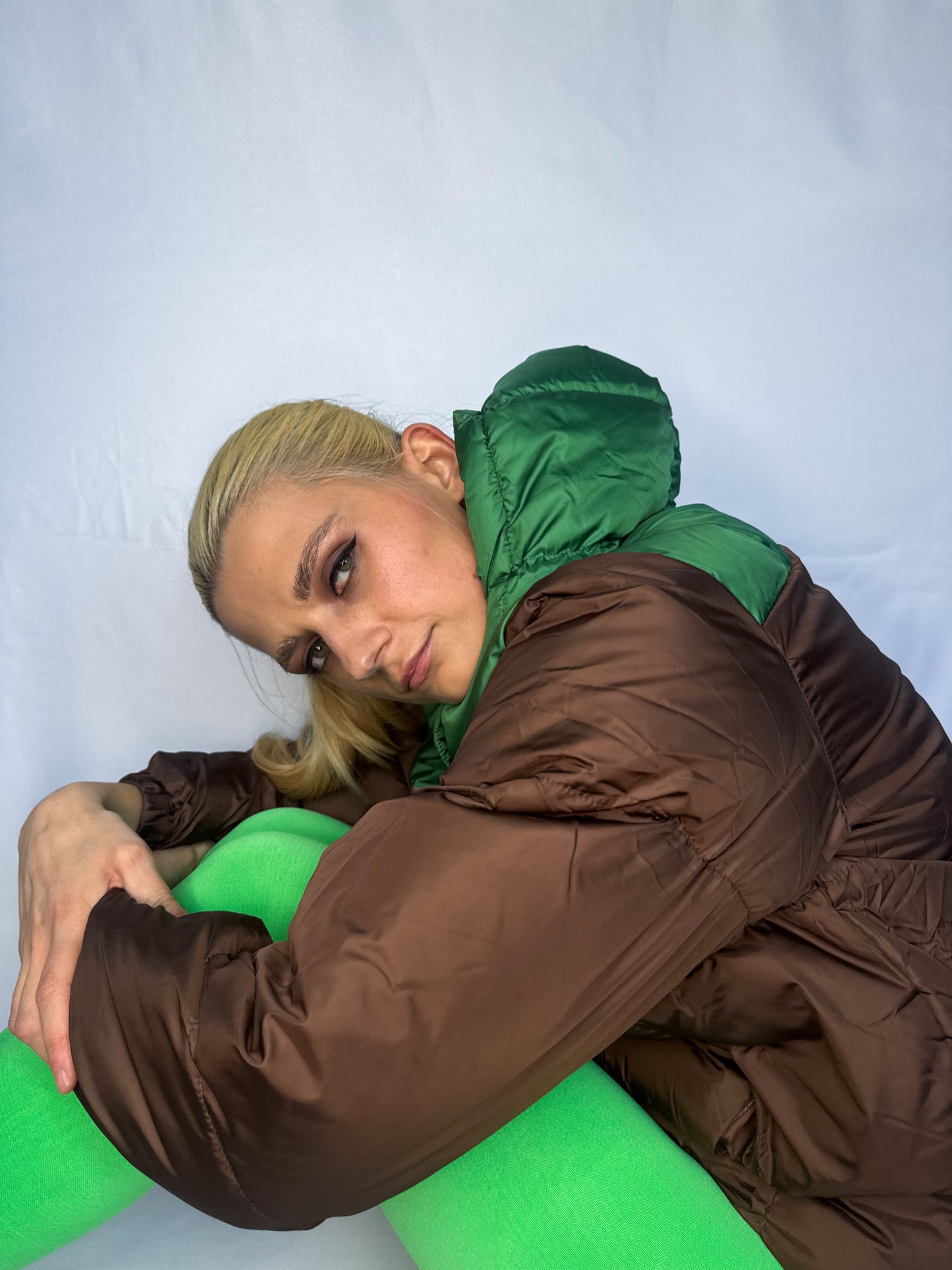 Divu toņu jaka ar kapuci - kafija - zaļa