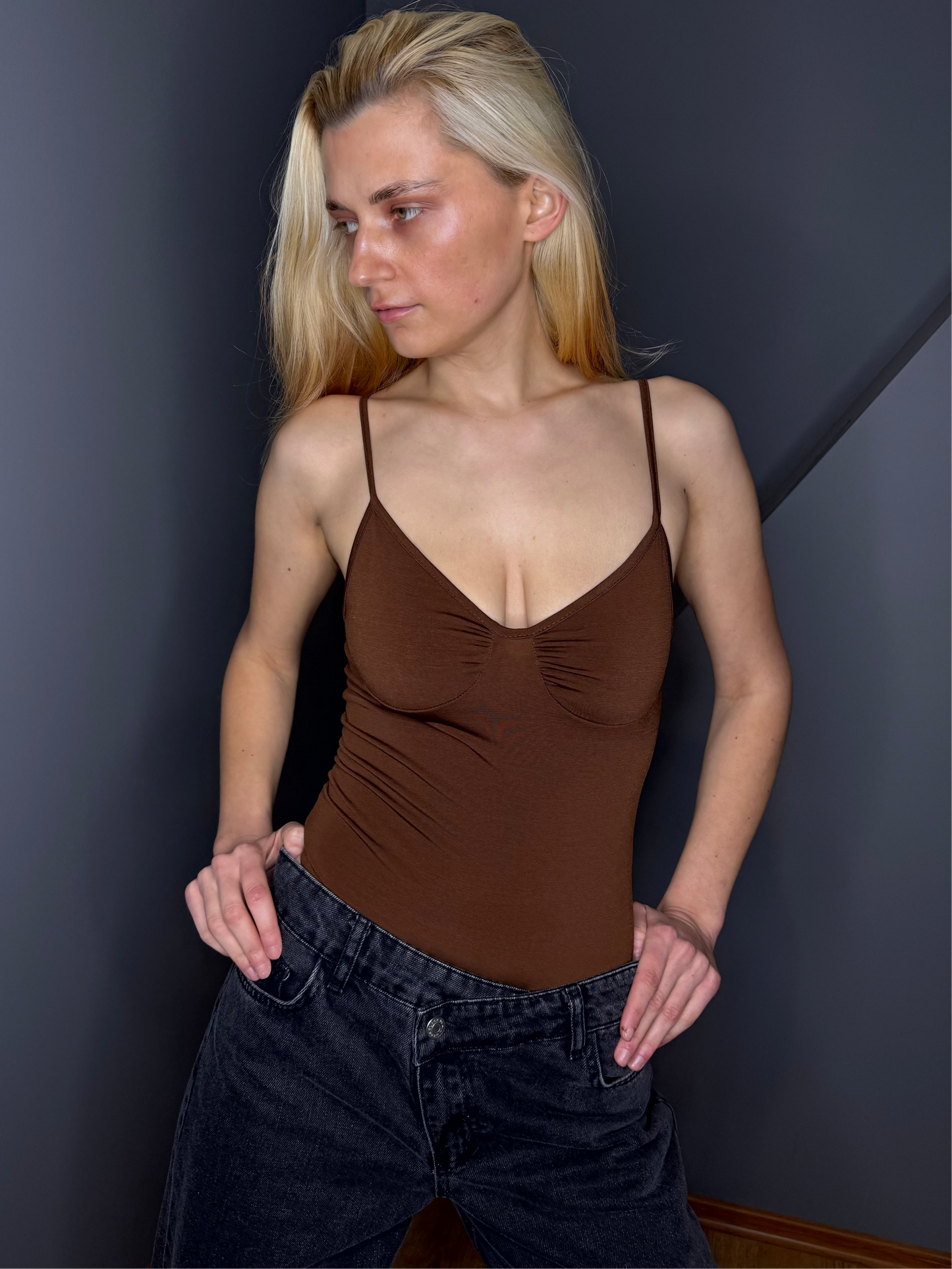 Priekšējais savelkamās aukliņas bodijs - brūns