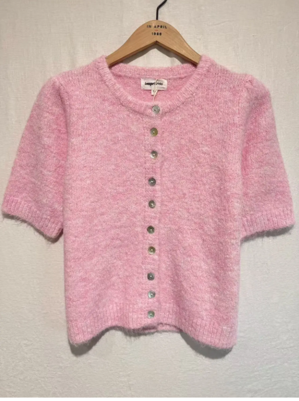 Mīksts adīts kardigans ar pogām – īsām piedurknēm.