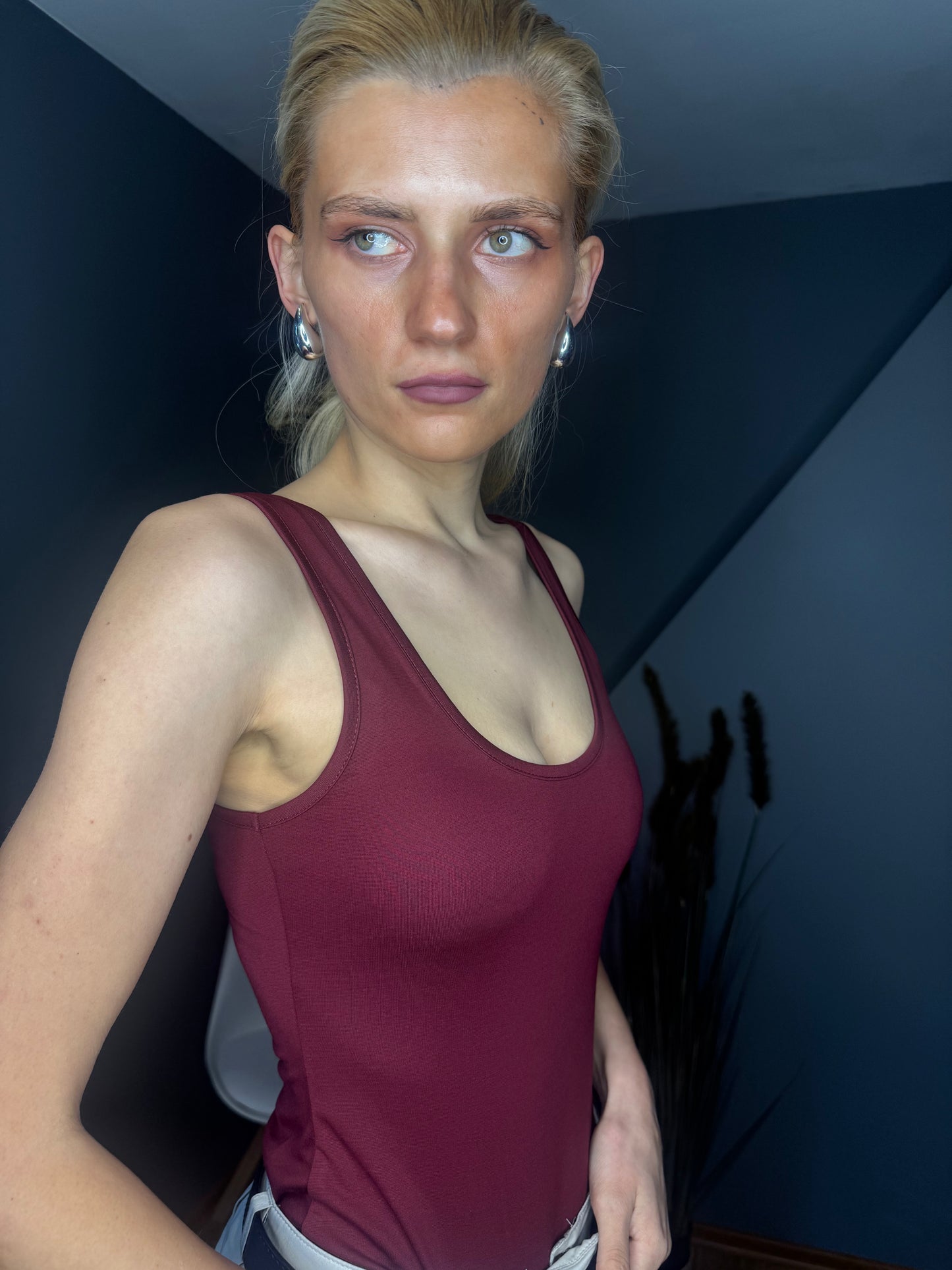 Tops ar apkakli, sarkans