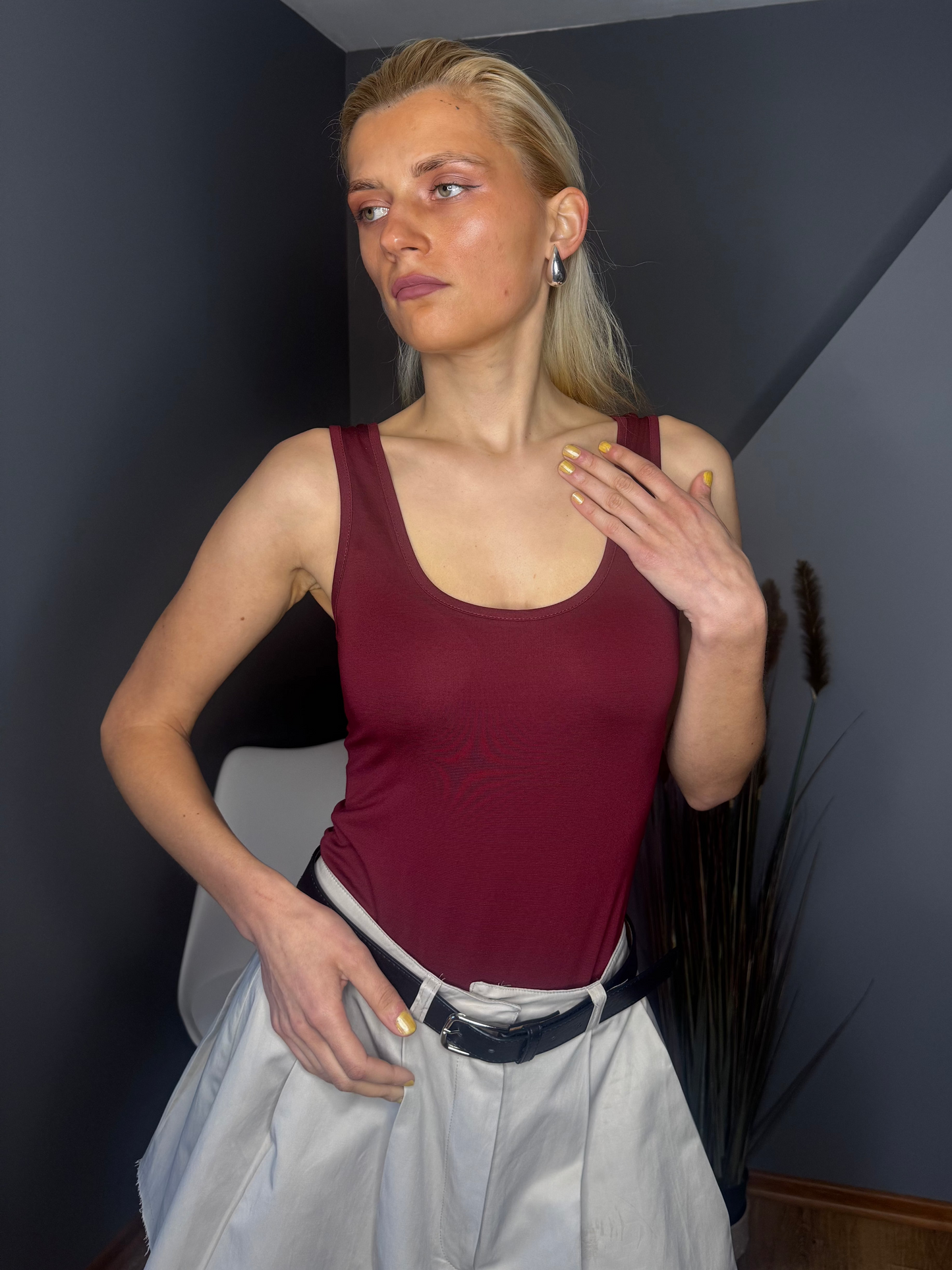 Tops ar apkakli, sarkans