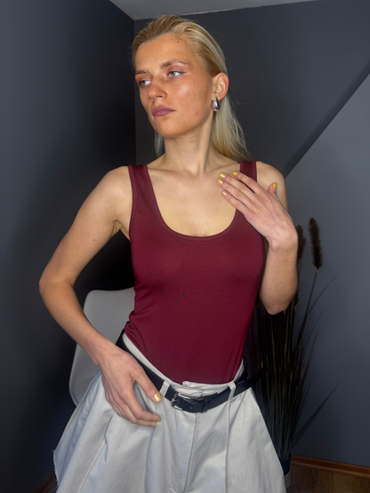 Tops ar apkakli, sarkans