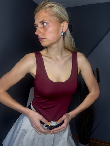 Tops ar apkakli, sarkans