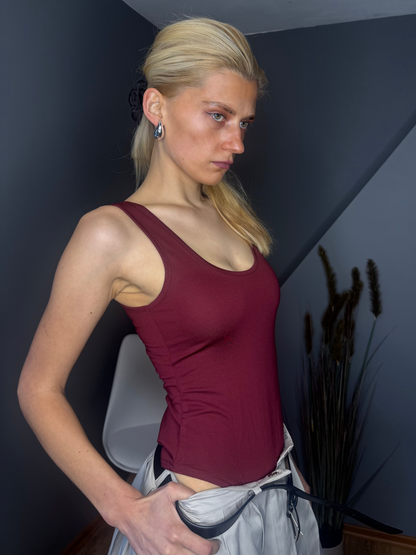 Tops ar apkakli, sarkans