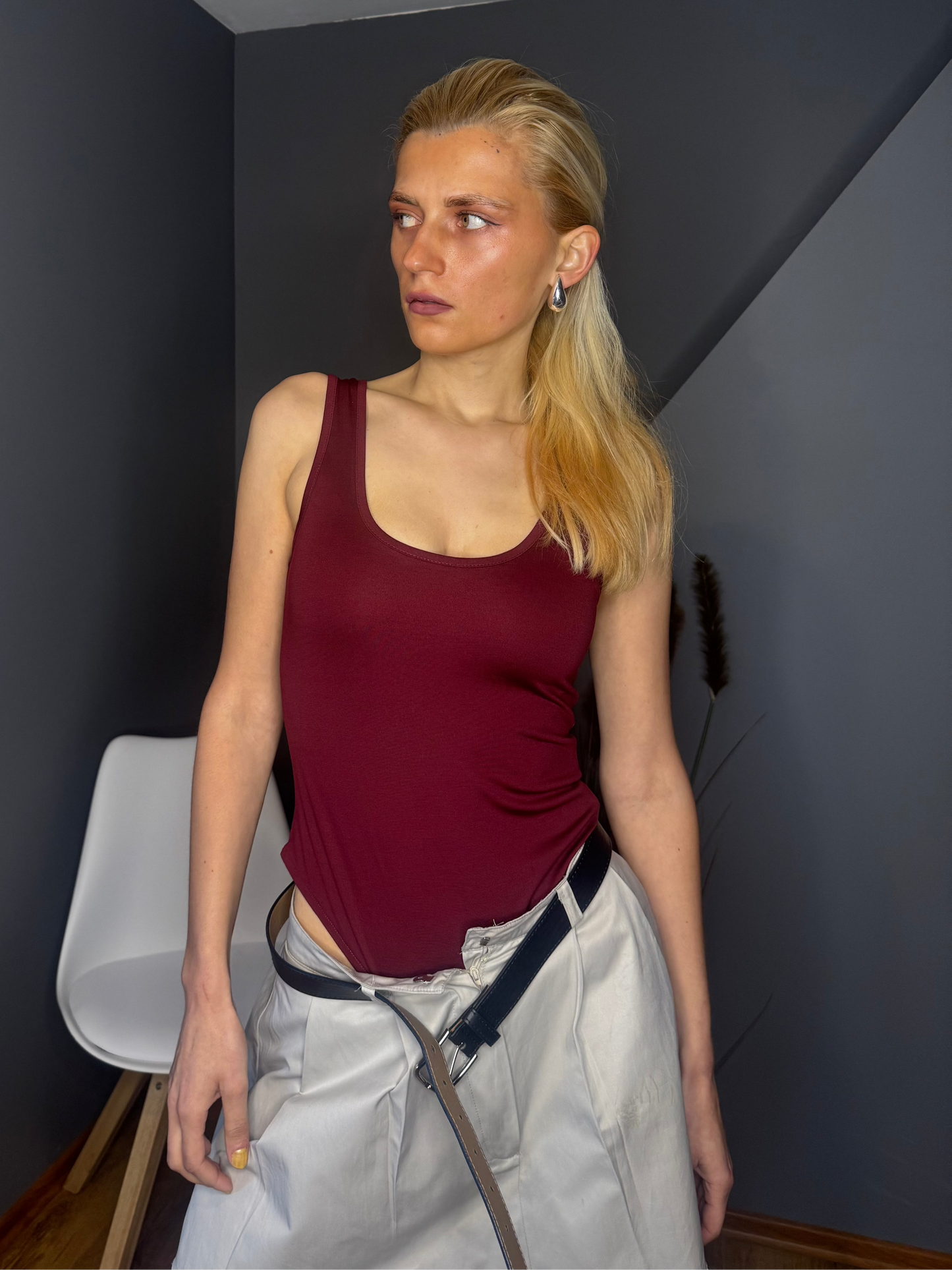 Tops ar apkakli, sarkans