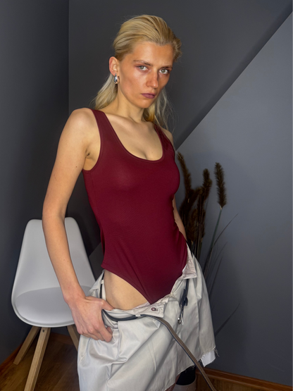 Tops ar apkakli, sarkans