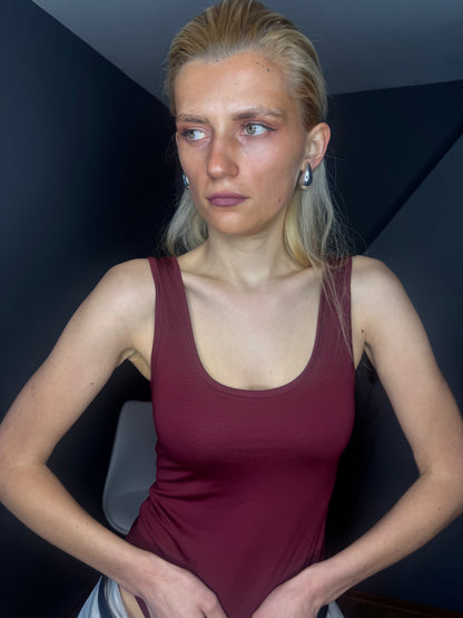 Tops ar apkakli, sarkans