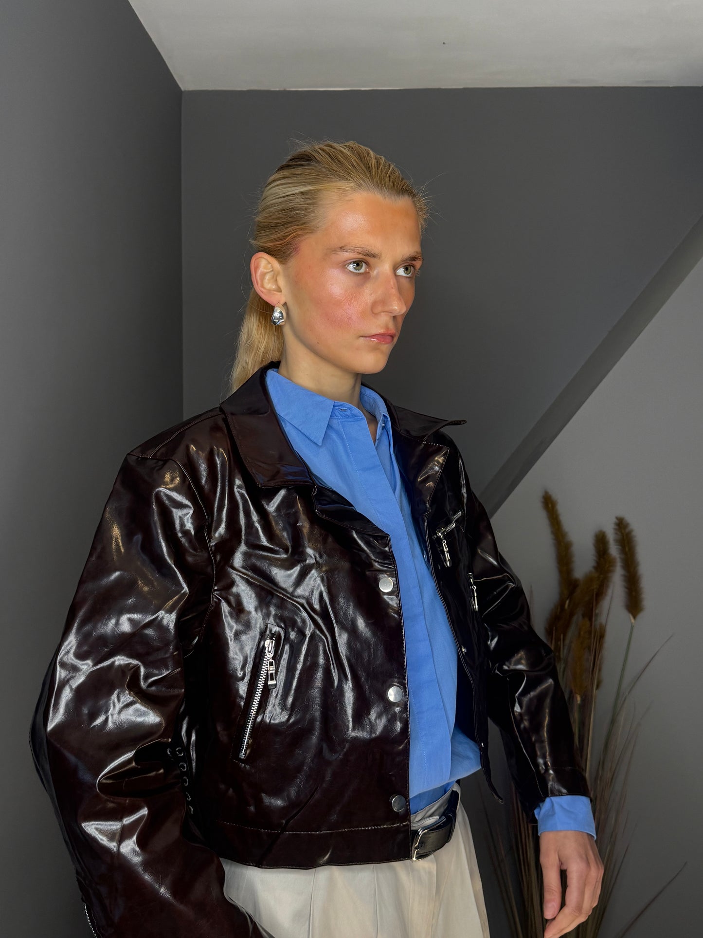 Spīdīga ādas jaka ar rāvējslēdzēja detaļām - brūna