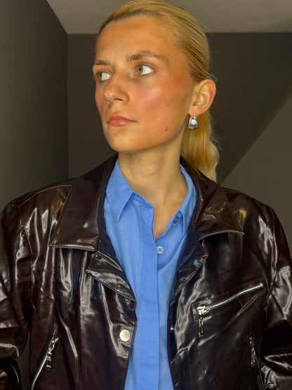 Spīdīga ādas jaka ar rāvējslēdzēja detaļām - brūna