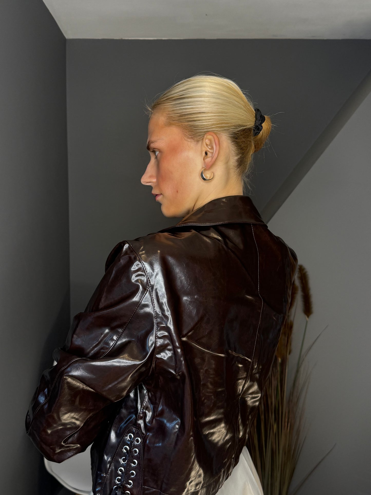 Spīdīga ādas jaka ar rāvējslēdzēja detaļām - brūna