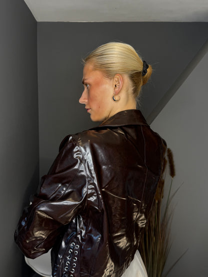 Spīdīga ādas jaka ar rāvējslēdzēja detaļām - brūna