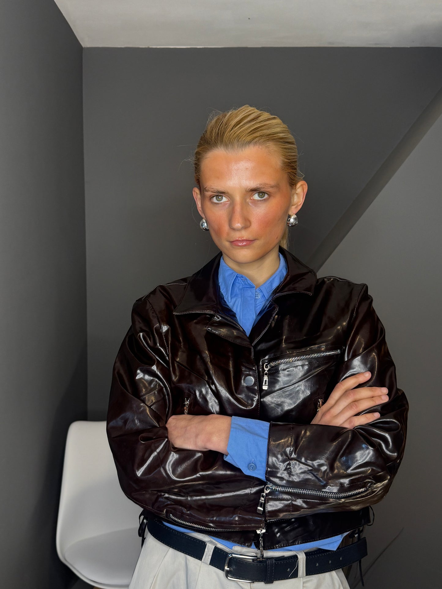 Spīdīga ādas jaka ar rāvējslēdzēja detaļām - brūna