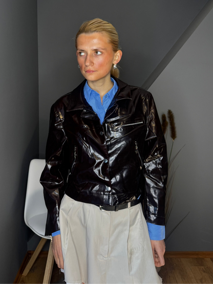 Spīdīga ādas jaka ar rāvējslēdzēja detaļām - brūna