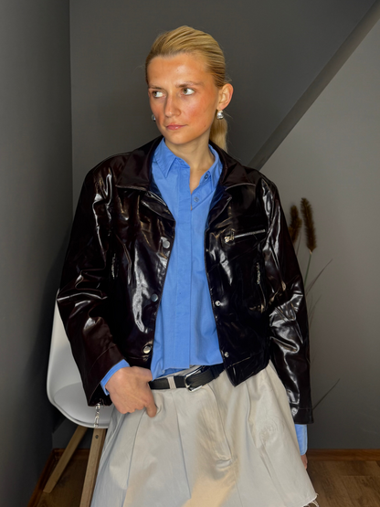 Spīdīga ādas jaka ar rāvējslēdzēja detaļām - brūna