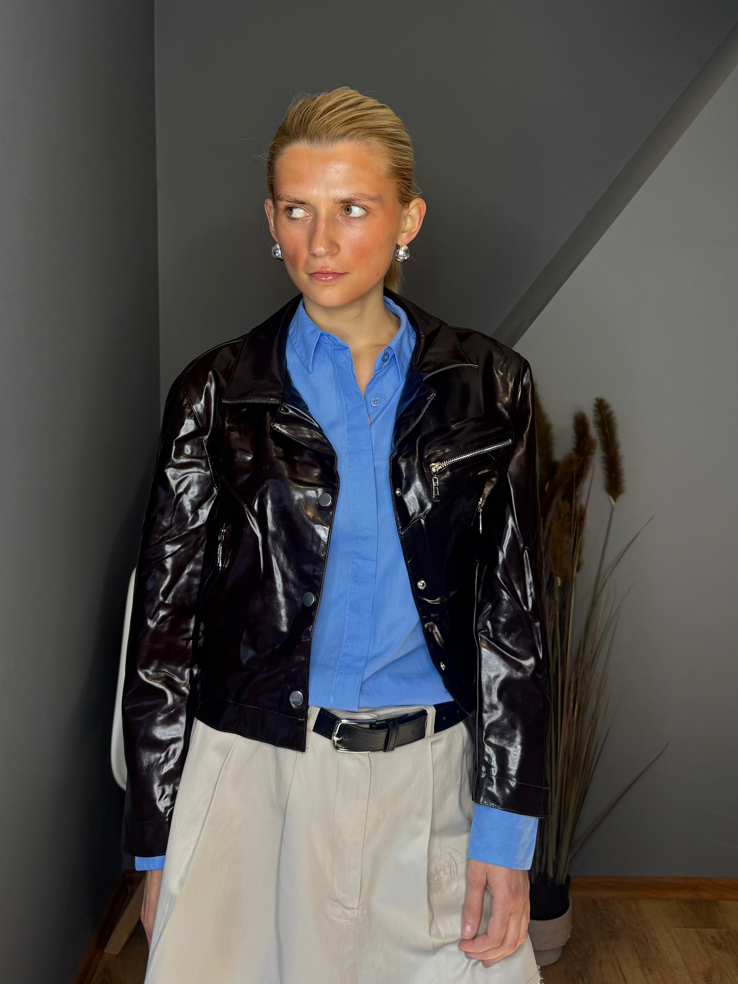 Spīdīga ādas jaka ar rāvējslēdzēja detaļām - brūna