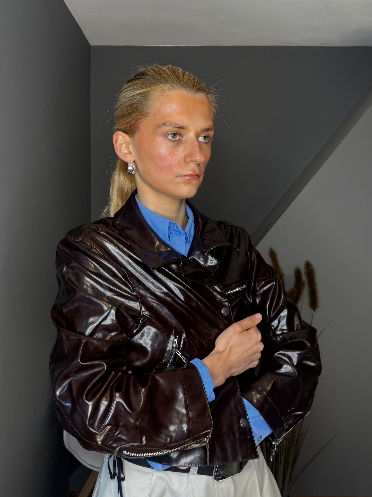 Spīdīga ādas jaka ar rāvējslēdzēja detaļām - brūna