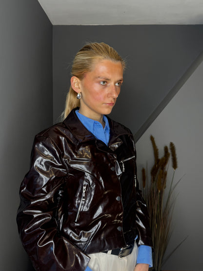 Spīdīga ādas jaka ar rāvējslēdzēja detaļām - brūna