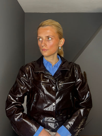 Spīdīga ādas jaka ar rāvējslēdzēja detaļām - brūna