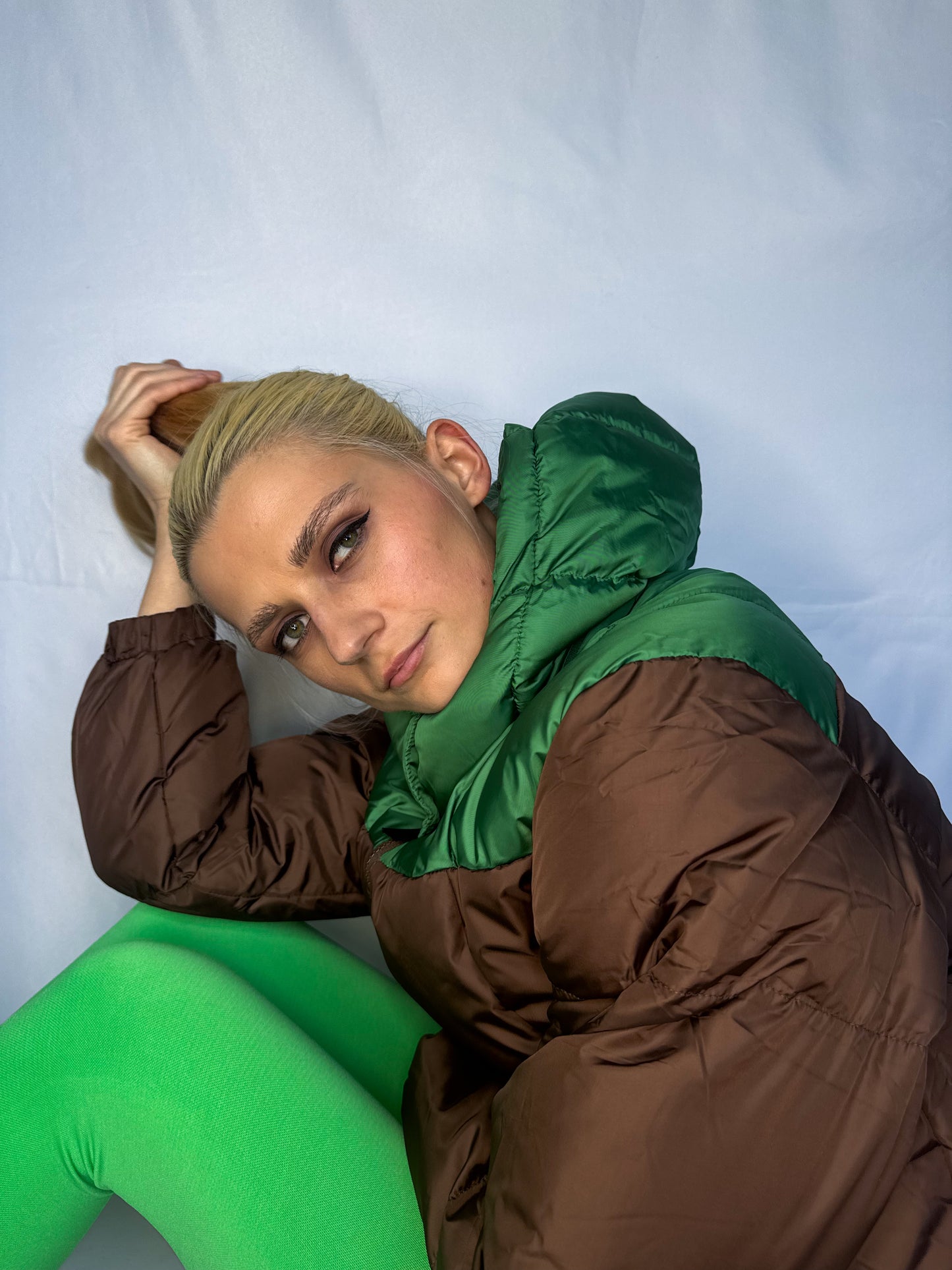 Divu toņu jaka ar kapuci - kafija - zaļa