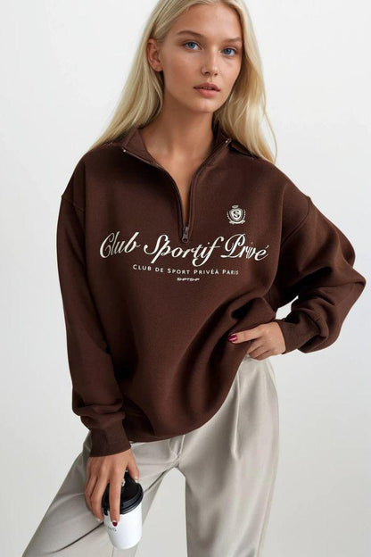 Brūna, liela izmēra piegriezuma sporta krekls ar burtu apdruku