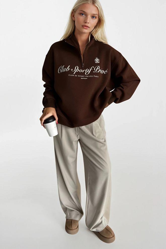 Brūna, liela izmēra piegriezuma sporta krekls ar burtu apdruku