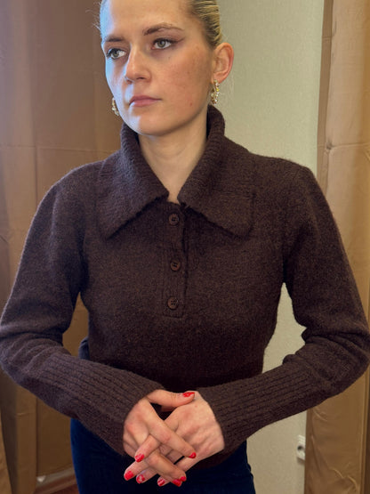 Melns džemperis ar V veida kakla izgriezumu un garām piedurknēm