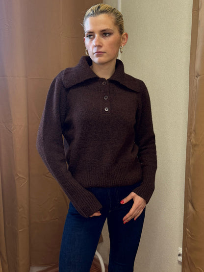 Melns džemperis ar V veida kakla izgriezumu un garām piedurknēm