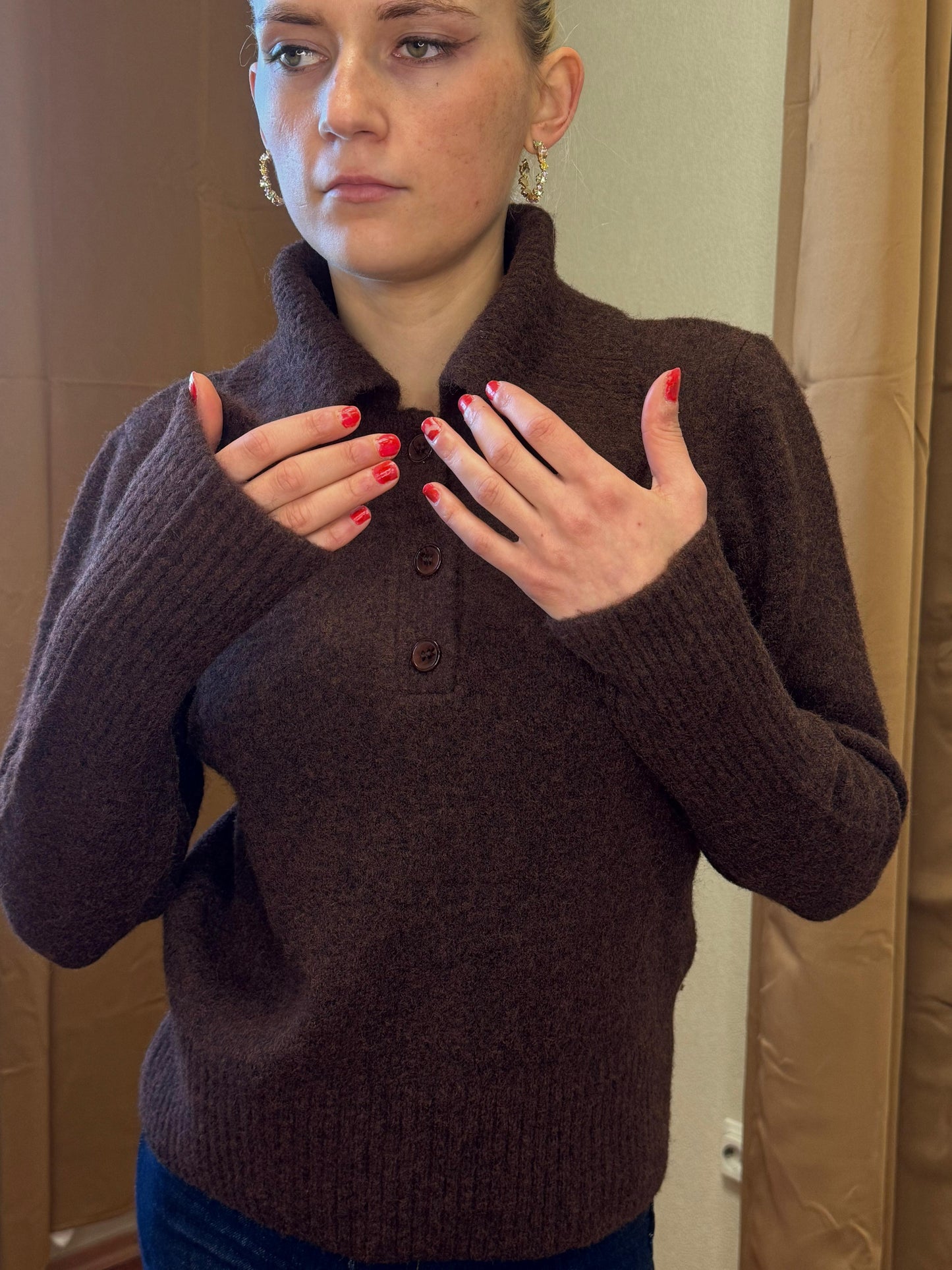 Melns džemperis ar V veida kakla izgriezumu un garām piedurknēm