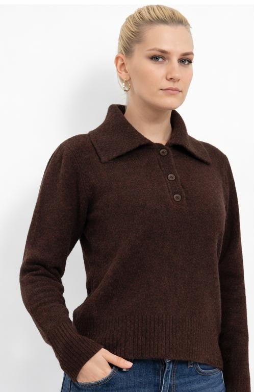 Melns džemperis ar V veida kakla izgriezumu un garām piedurknēm